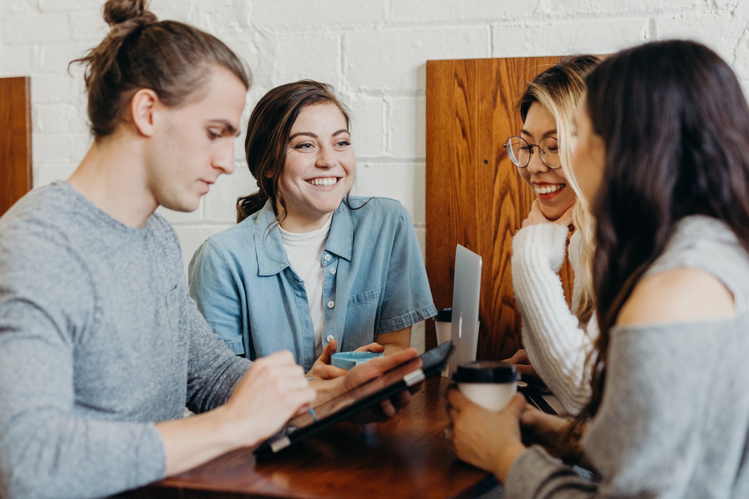 Tips berteman di kantor